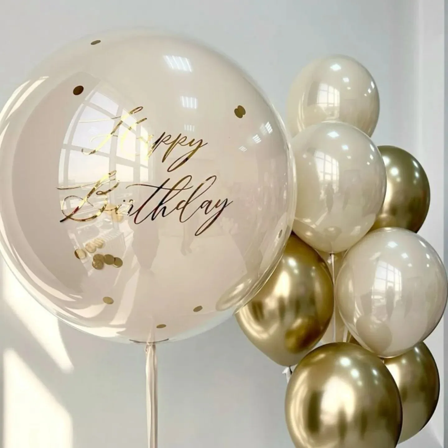Велика кремова кулька з написом Happy Birthday і золоті кульки