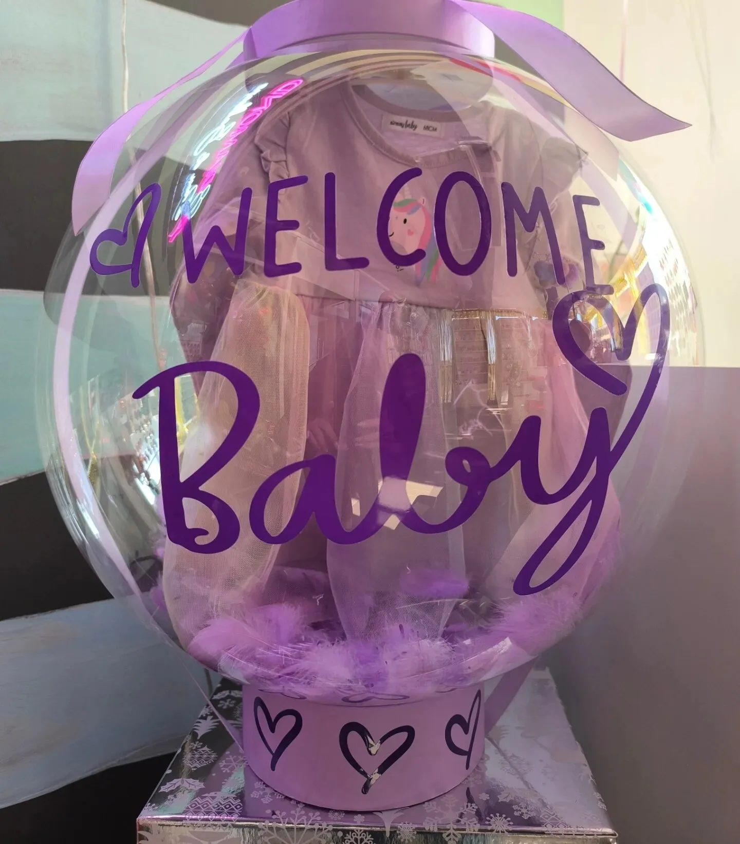 Прозора кулька баблс із написом Welcome Baby на подарунковій коробці