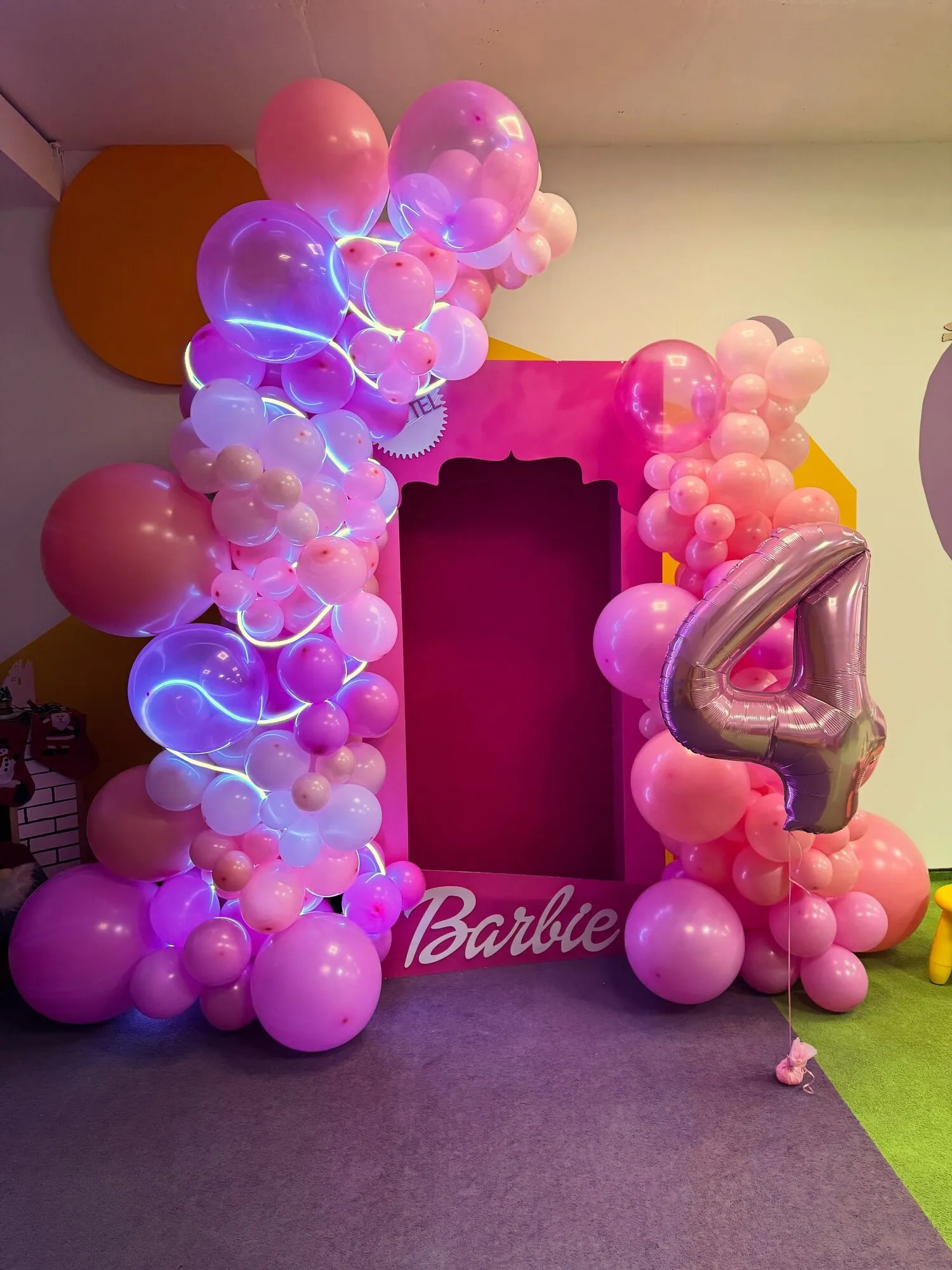 Рожева фотозона в стилі Barbie з цифрою 4 та гірляндою з кульок